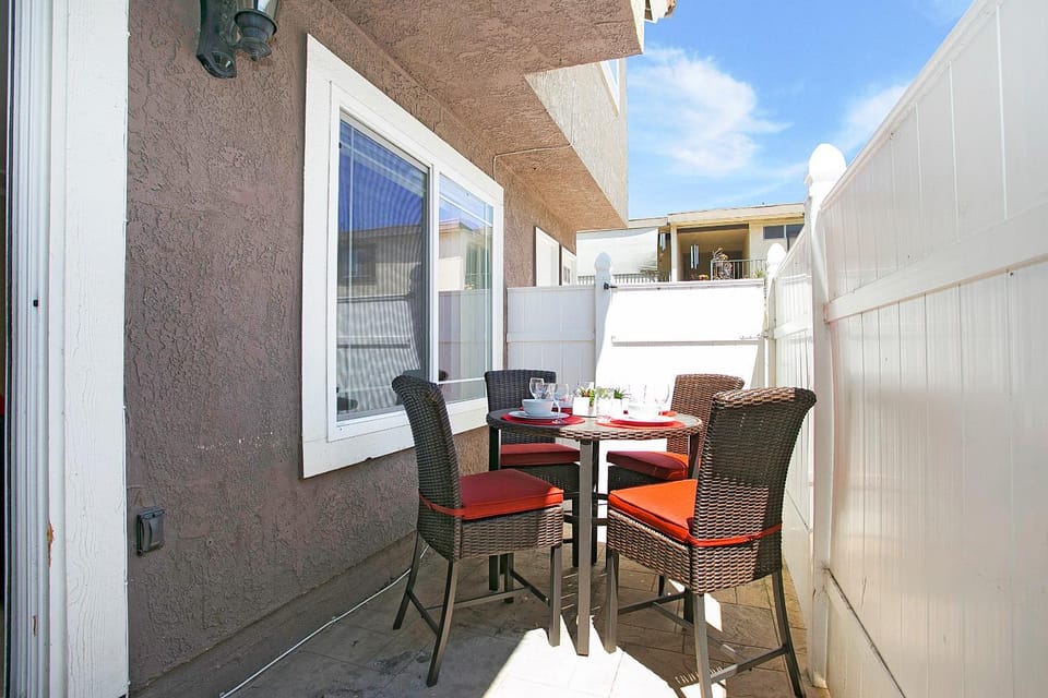 Multi-Level 2BR-Fast WiFI-Free Parking -CM-1 House in Costa Mesa