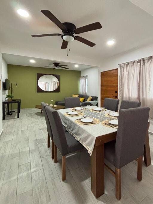 TV and multimedia, Living room, Seating area, Dining area