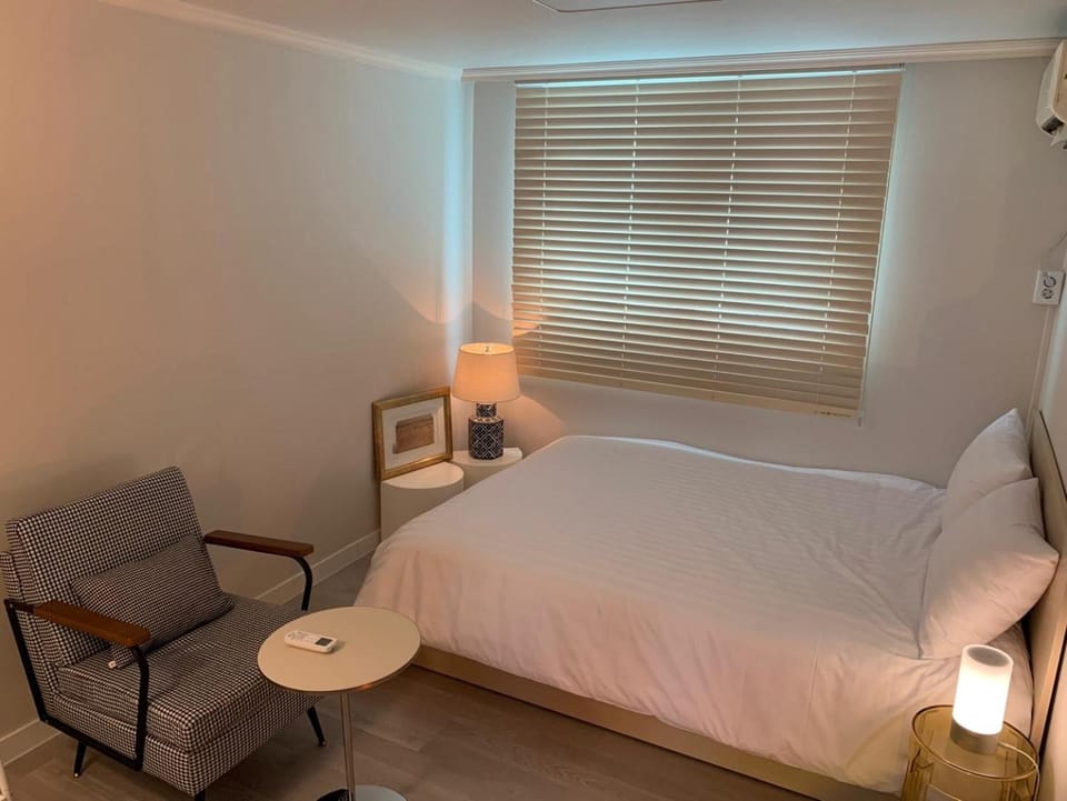 Bed, Photo of the whole room, Bedroom, Area and facilities, heating, wardrobe, air conditioner