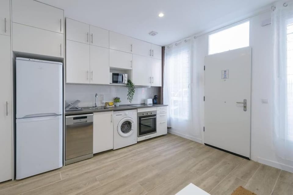 Kitchen or kitchenette, dishwasher, minibar, oven, stove, toaster, washing machine