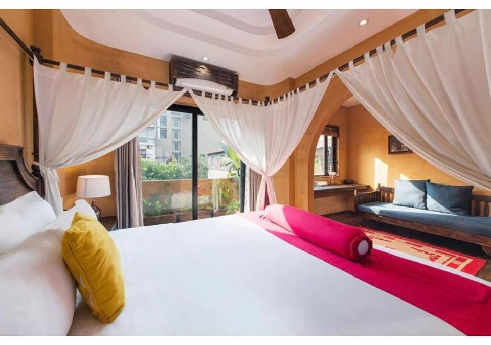 Bed, Seating area, Bedroom