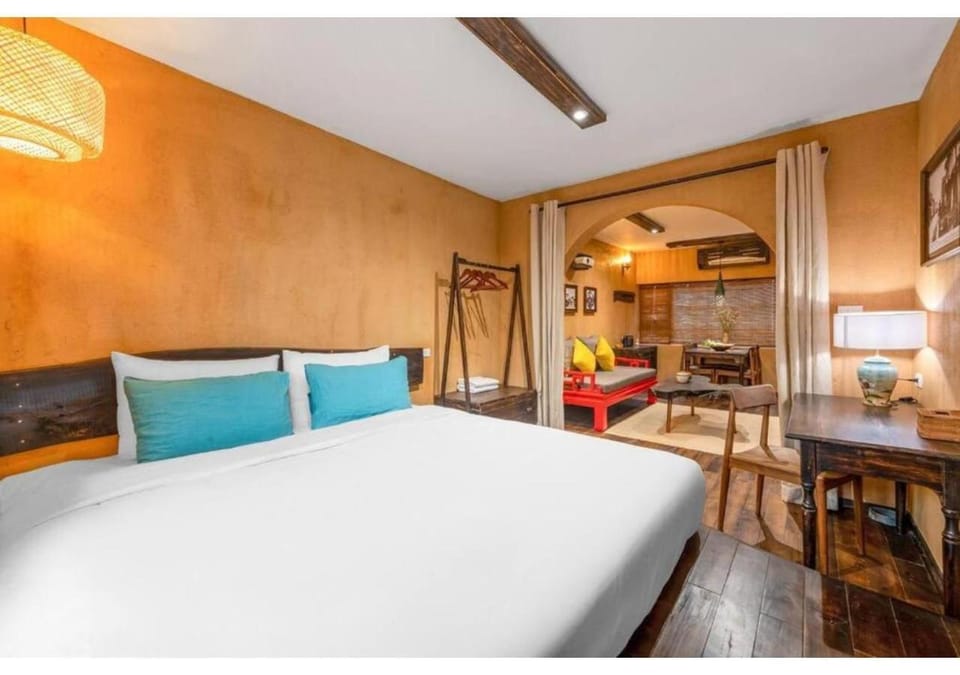 Bed, Living room, Photo of the whole room, Seating area, Bedroom, bunk bed, air conditioner