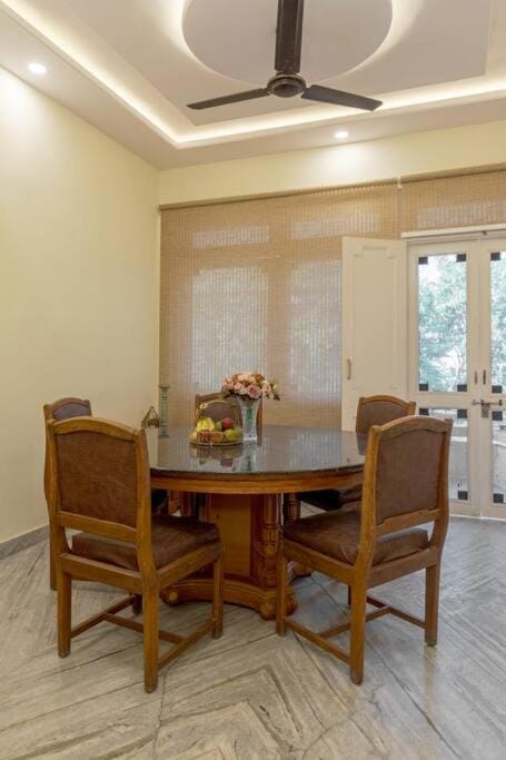 Seating area, Dining area