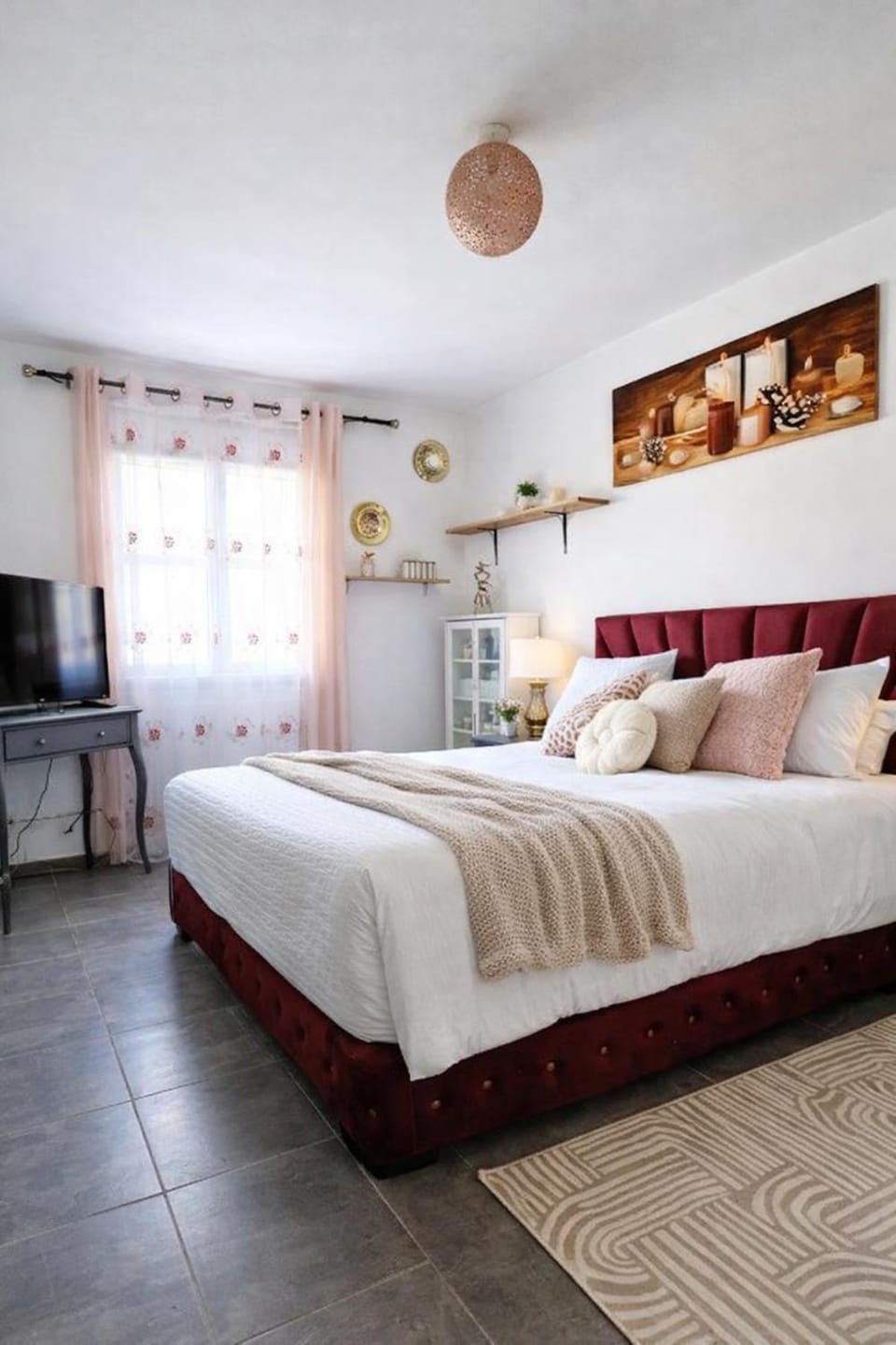 Bed, TV and multimedia, Photo of the whole room, Bedroom