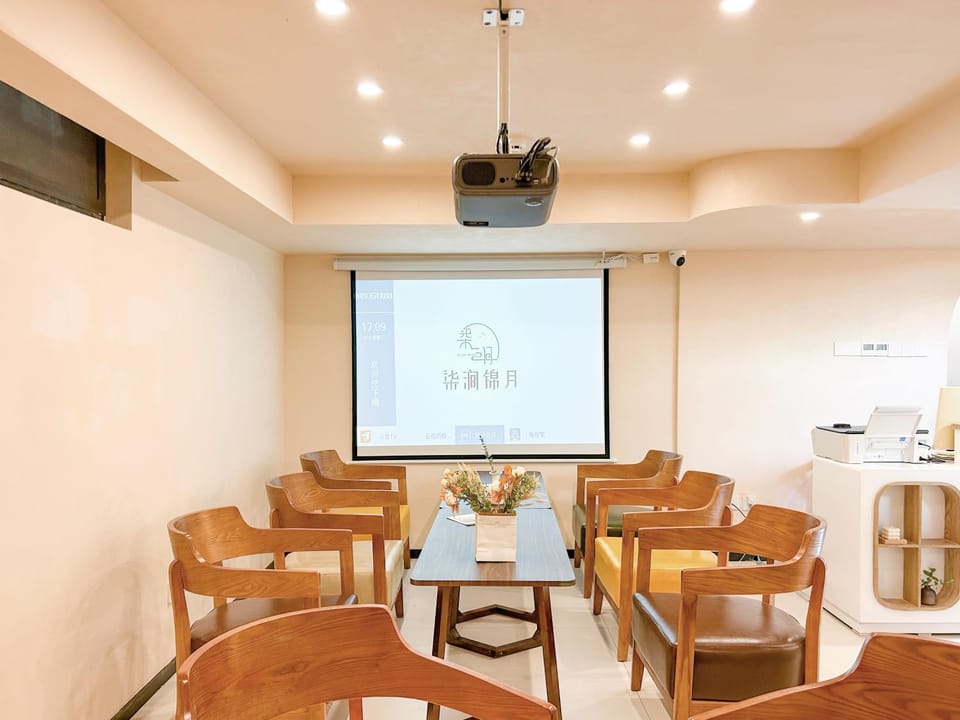 TV and multimedia, Seating area