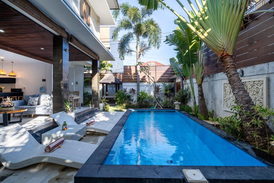 Property building, Swimming pool, Swimming pool, sunbed