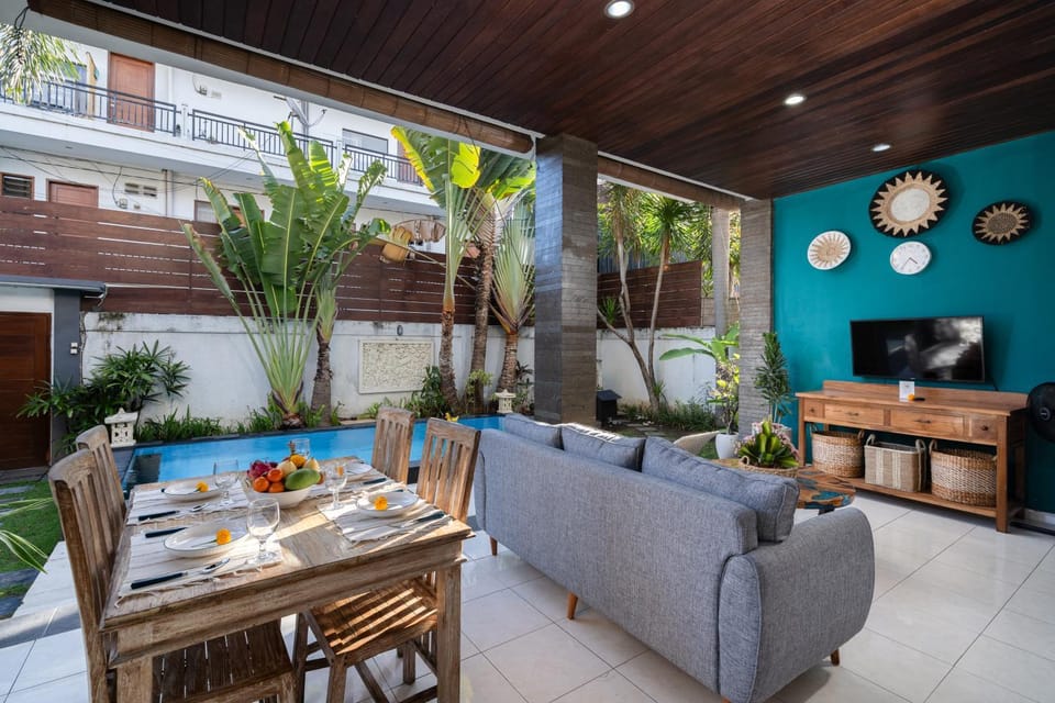 Living room, Seating area, Dining area