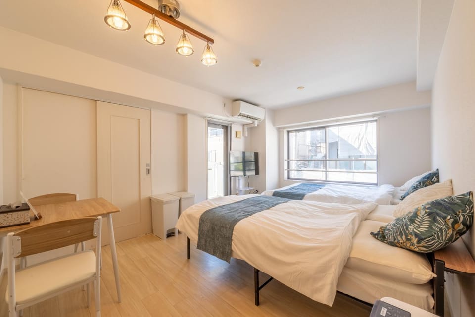 Bed, Living room, Bedroom, towels, air conditioner