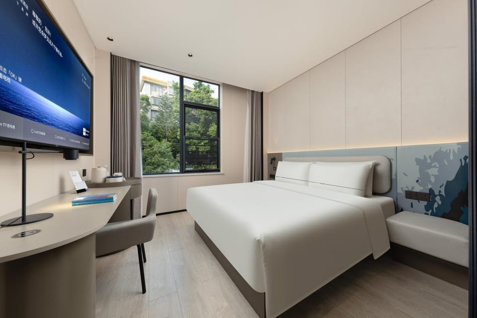 Bed, TV and multimedia, Photo of the whole room, Bedroom