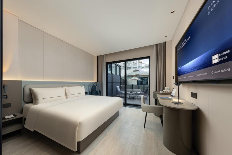 Bed, TV and multimedia, Bedroom