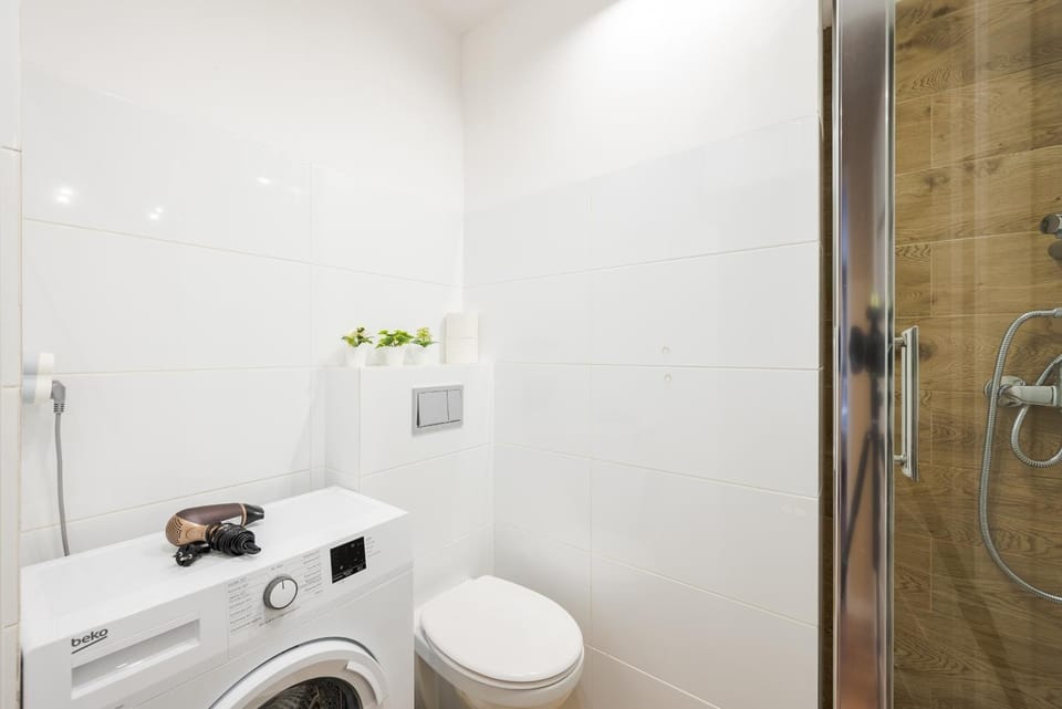 Shower, Toilet, Bathroom, towels, washing machine