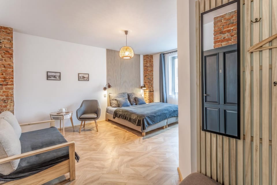 Bed, Photo of the whole room, Seating area, Bedroom