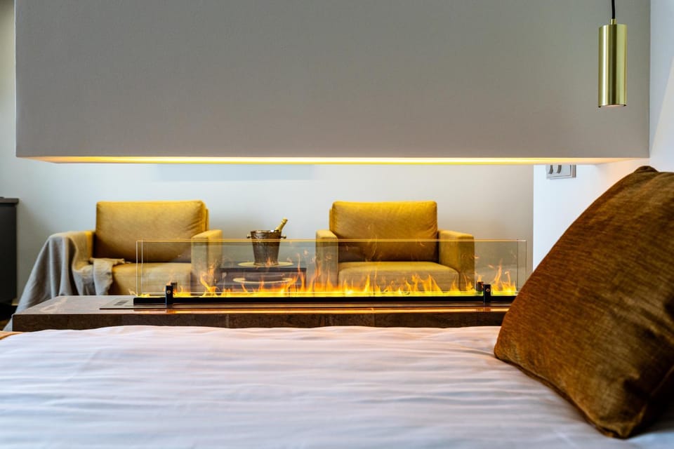 Bed, Seating area, fireplace