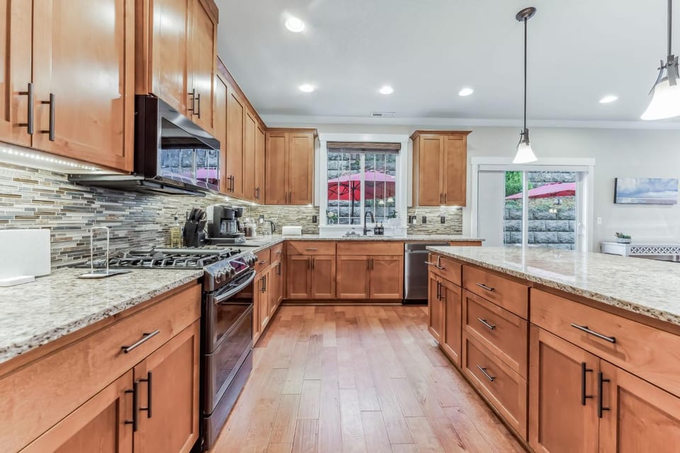 Kitchen or kitchenette, oven, stove