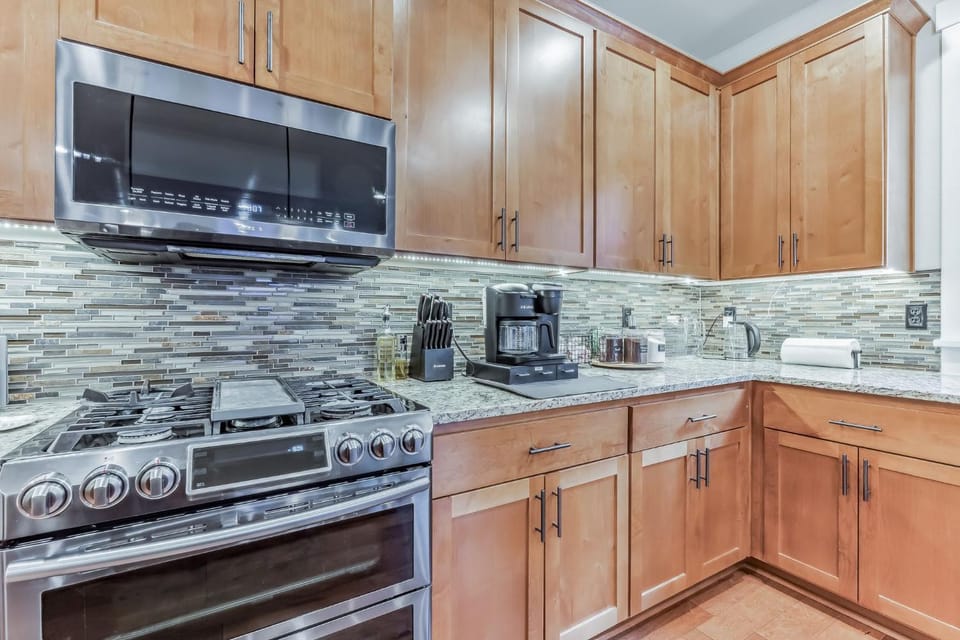 Kitchen or kitchenette, microwave, stove