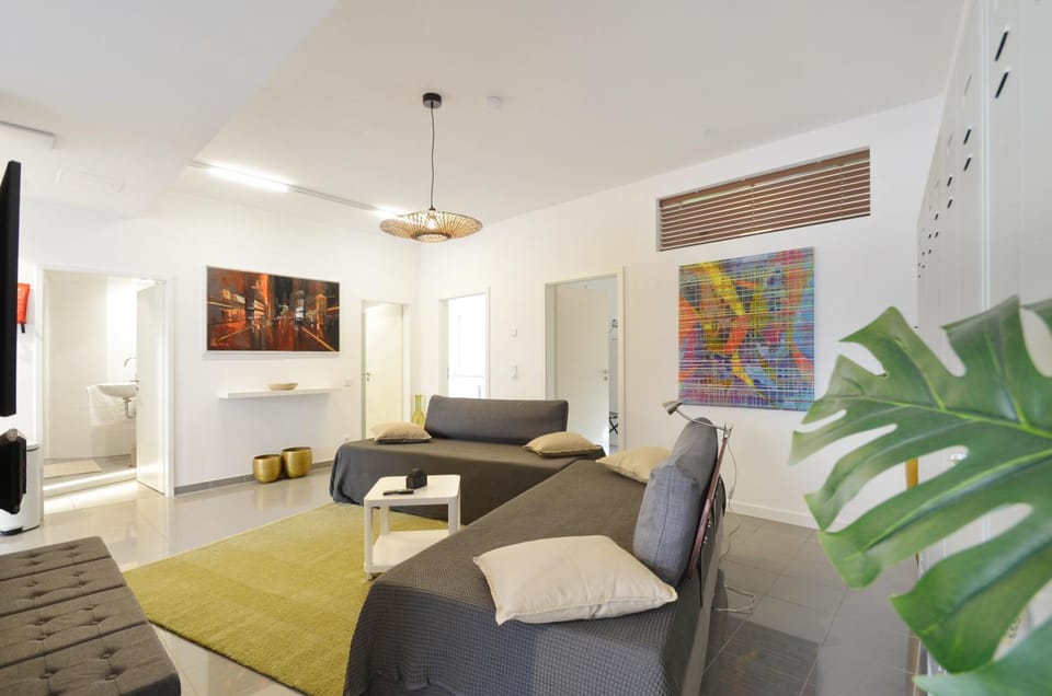 Bed, TV and multimedia, Living room