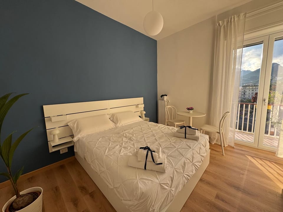 Bed, Day, TV and multimedia, Balcony/Terrace, Photo of the whole room, Bedroom, City view, Mountain view, heating, wardrobe, air conditioner