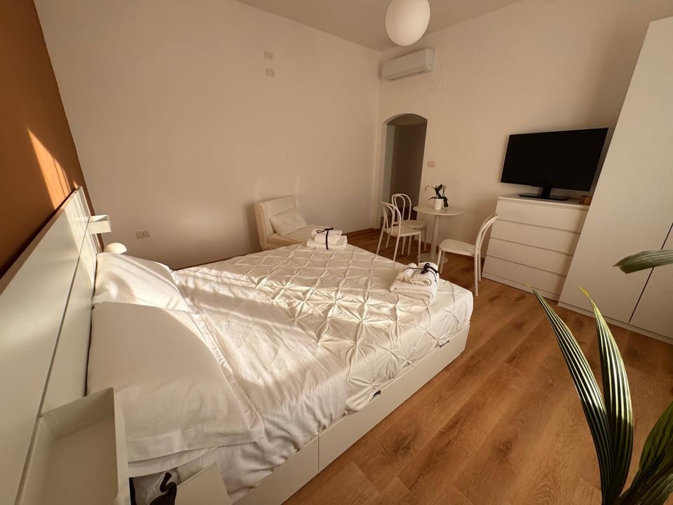 Bed, Day, TV and multimedia, Photo of the whole room, Bedroom, City view, Mountain view, heating, wardrobe, air conditioner