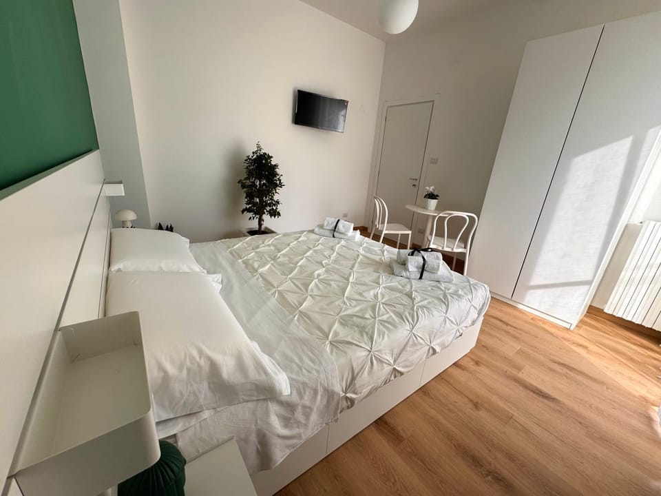 Bed, Day, TV and multimedia, Balcony/Terrace, Photo of the whole room, Bedroom, City view, Mountain view, heating, wardrobe, air conditioner