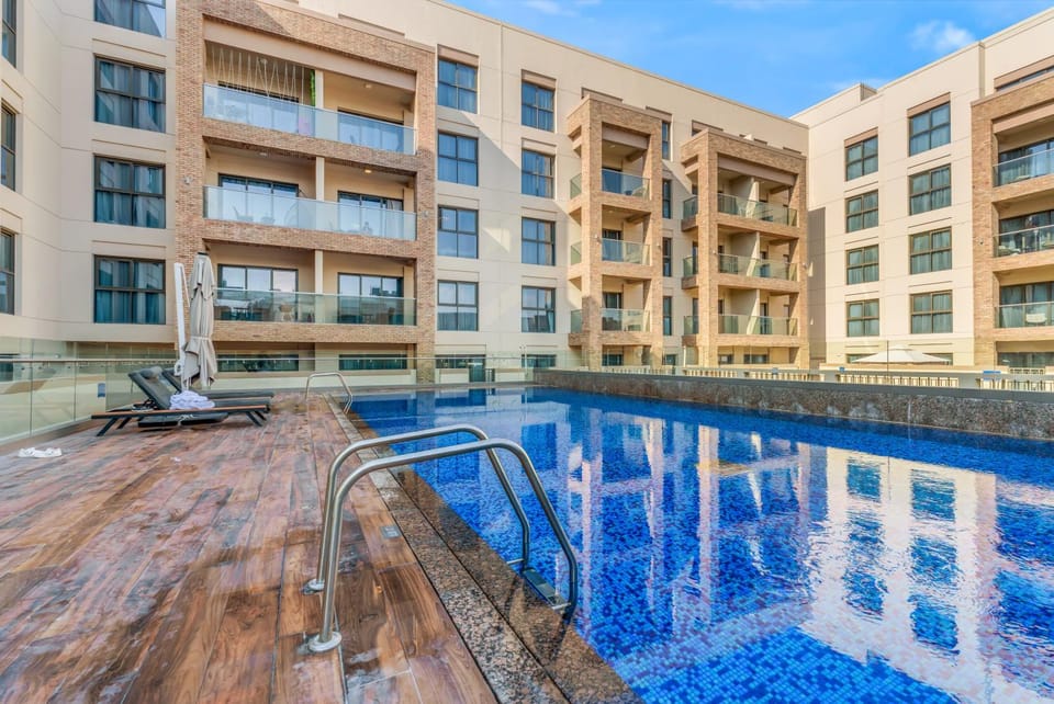 Property building, Patio, Day, Pool view, Swimming pool, Swimming pool, sunbed