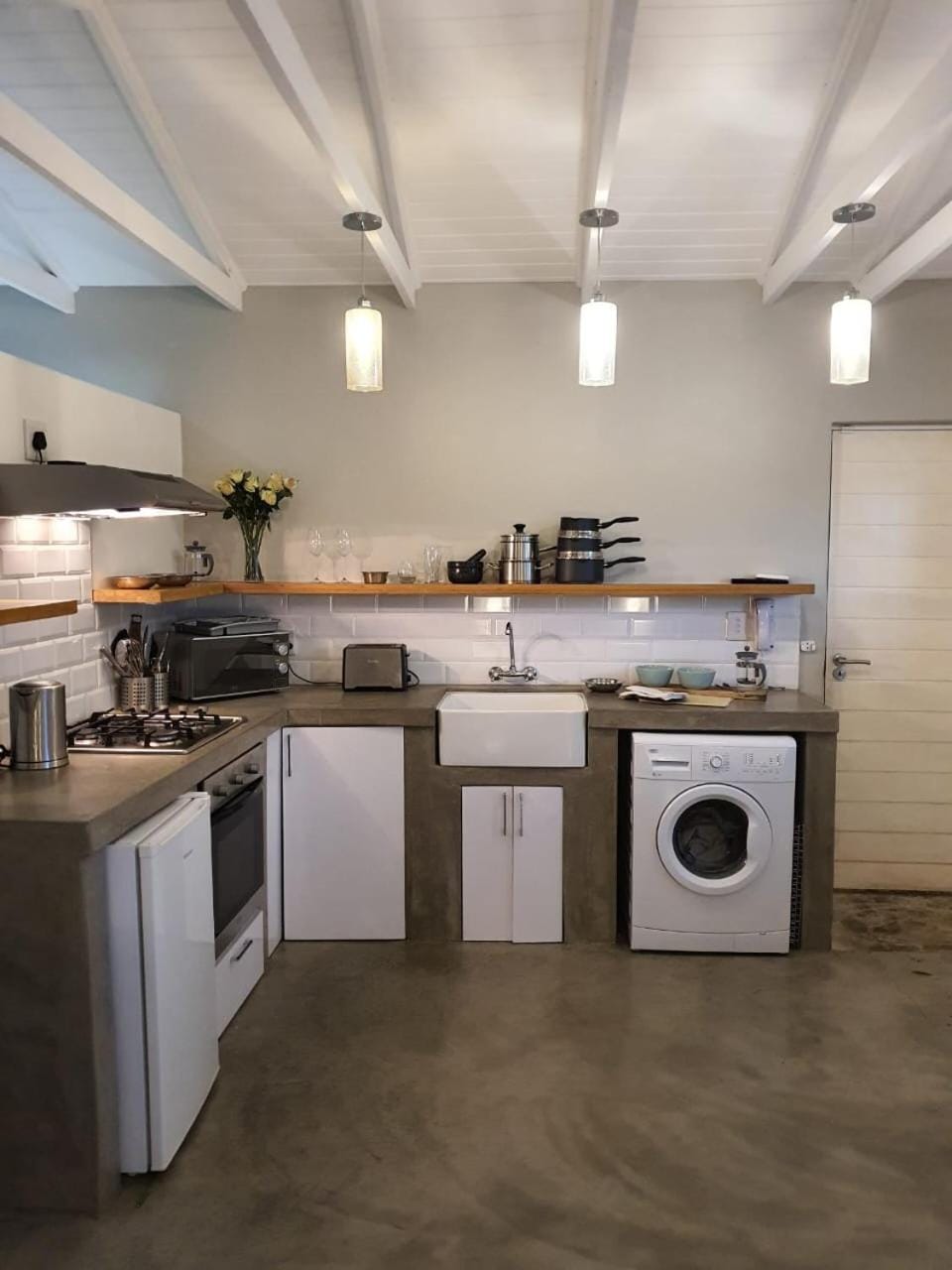 Kitchen or kitchenette, oven, stove, toaster, washing machine