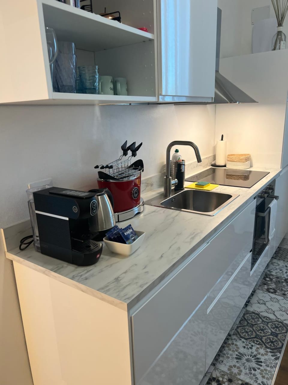 Coffee/tea facilities, Kitchen or kitchenette, dishwasher, stove, toaster