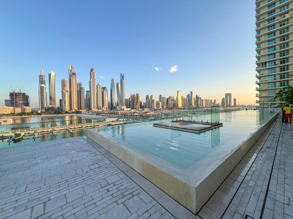 Private Beach Resort - 2 BR Full Palm View Apartment in Dubai