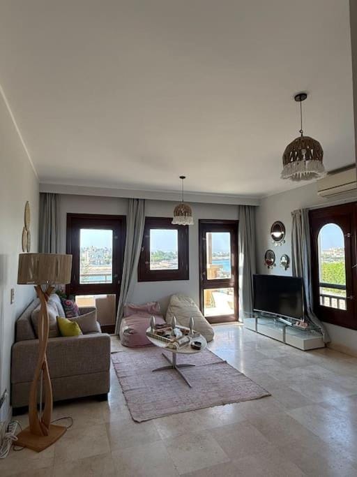 The Charming Beachfront Retreat in Fanadir Apartment in Hurghada