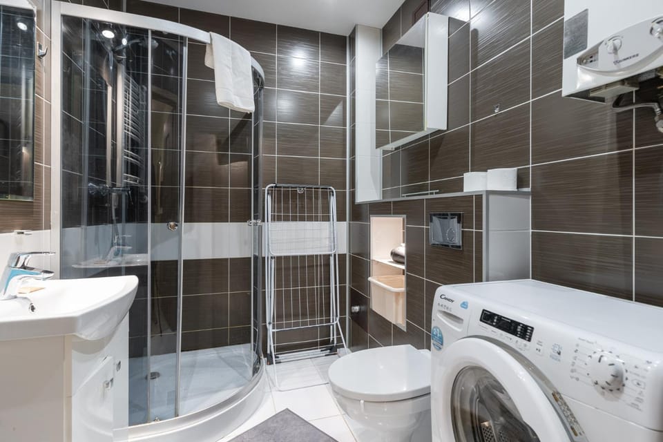Shower, Toilet, Bathroom, towels, washing machine