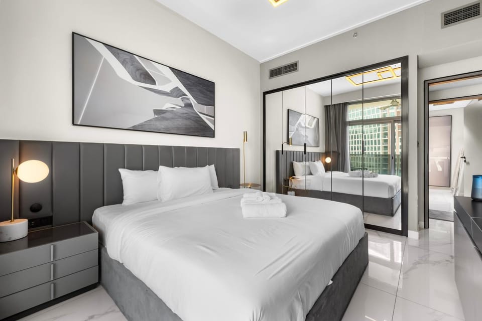 Bed, TV and multimedia, Living room, Photo of the whole room, Seating area, Bedroom, air conditioner