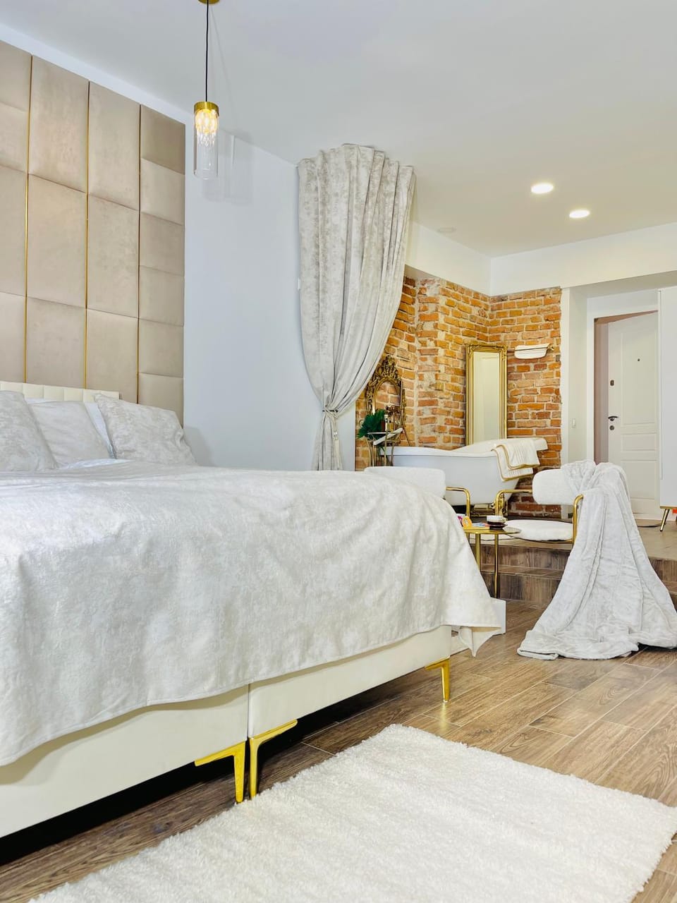Bed, Photo of the whole room