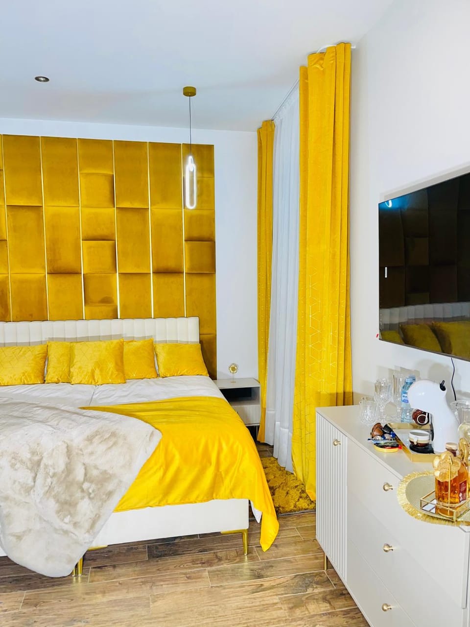 Communal lounge/ TV room, Bed, TV and multimedia, Bedroom
