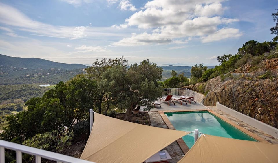 Villa Mimosa, climatisée avec Piscine et Vue Mer pour 10 personnes à La Londe-Les-Maures Villa in La Londe-les-Maures