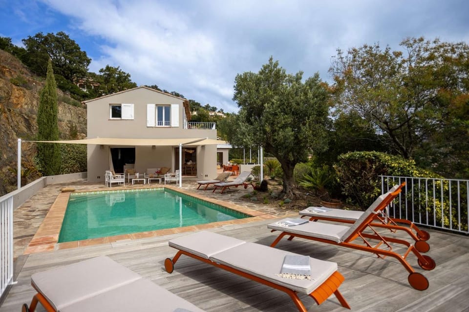 Villa Mimosa, climatisée avec Piscine et Vue Mer pour 10 personnes à La Londe-Les-Maures Villa in La Londe-les-Maures