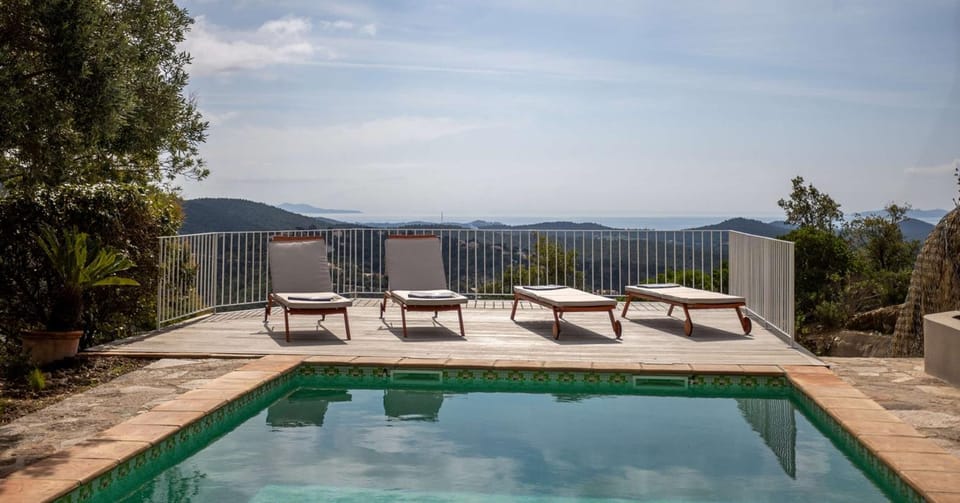 Villa Mimosa, climatisée avec Piscine et Vue Mer pour 10 personnes à La Londe-Les-Maures Villa in La Londe-les-Maures