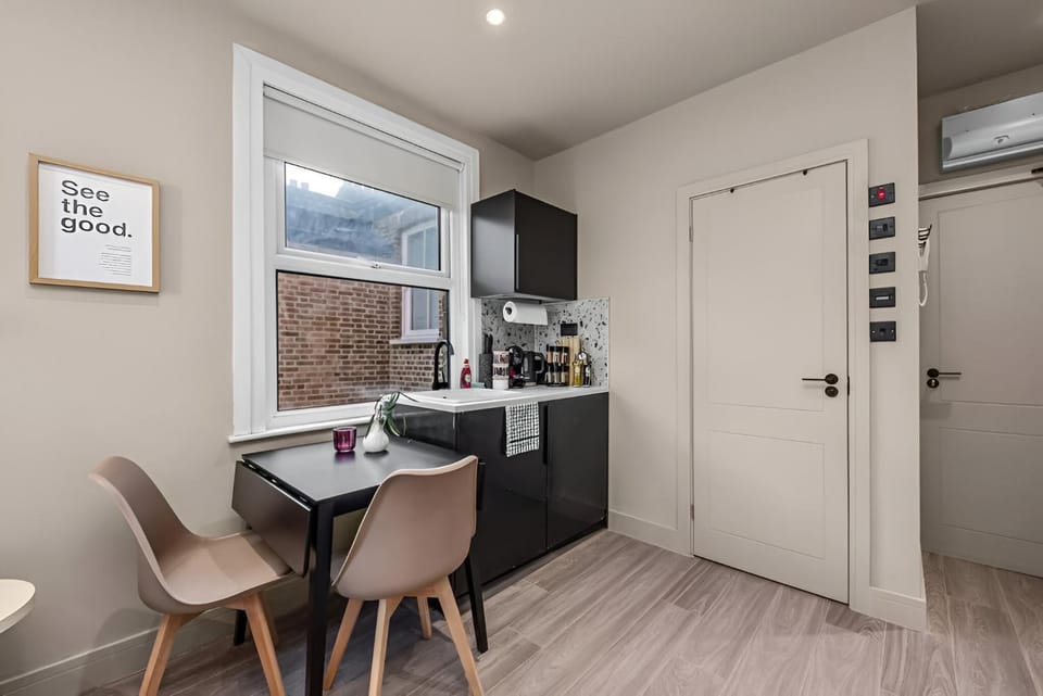 Kitchen or kitchenette, Dining area, minibar