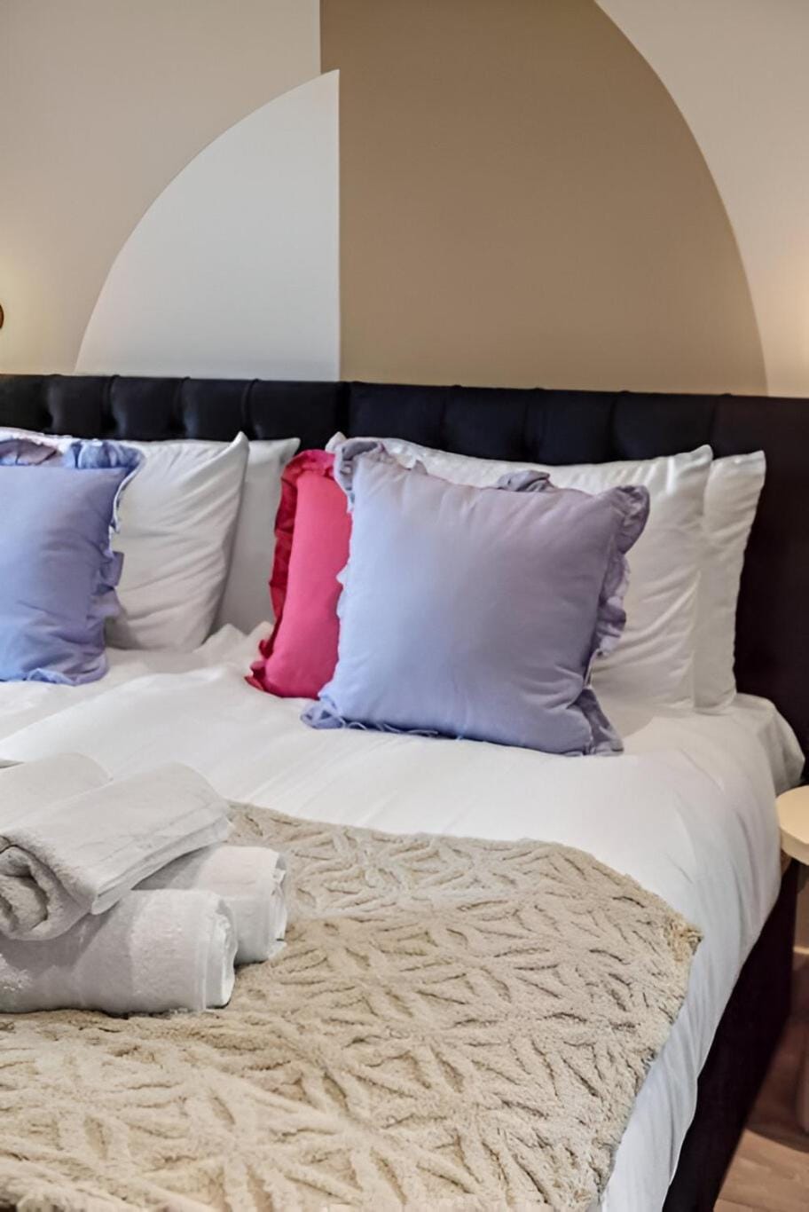 Bed, Bedroom, towels
