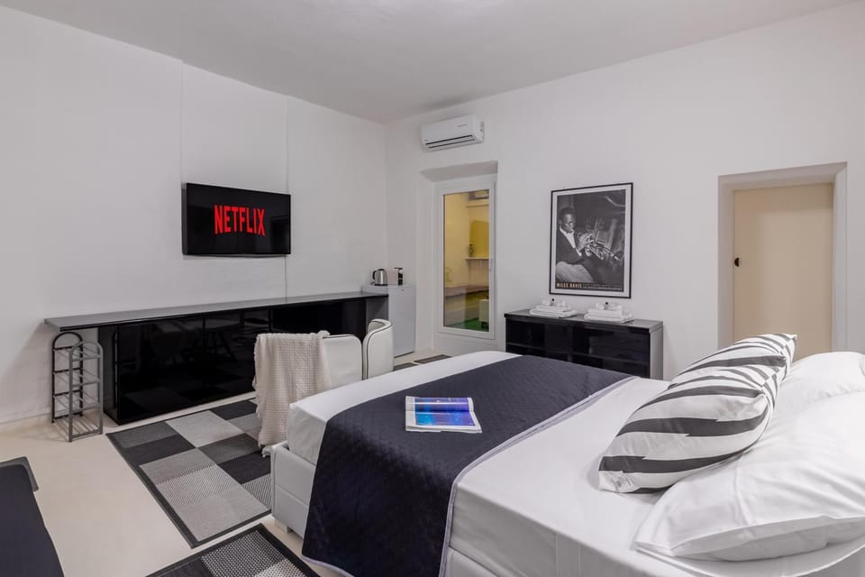 Bed, TV and multimedia, Photo of the whole room, Evening entertainment, air conditioner