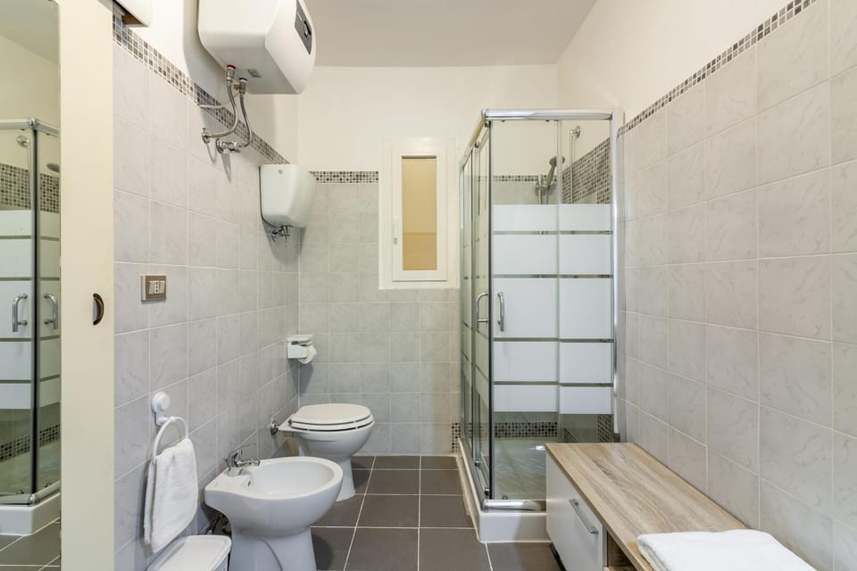 Shower, Toilet, Bathroom, bidet, towels
