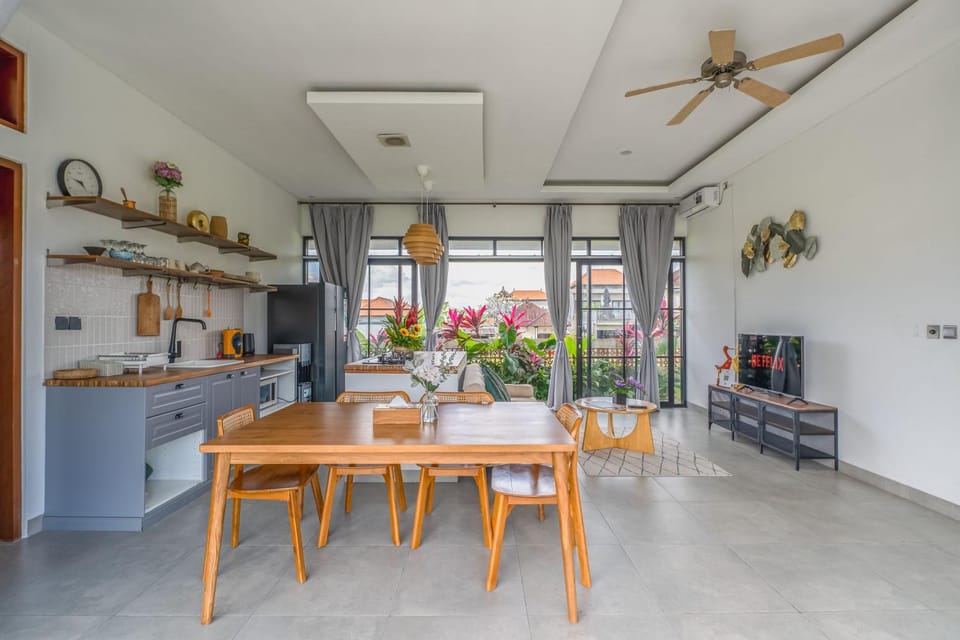 Kitchen or kitchenette, Living room, Seating area, Dining area