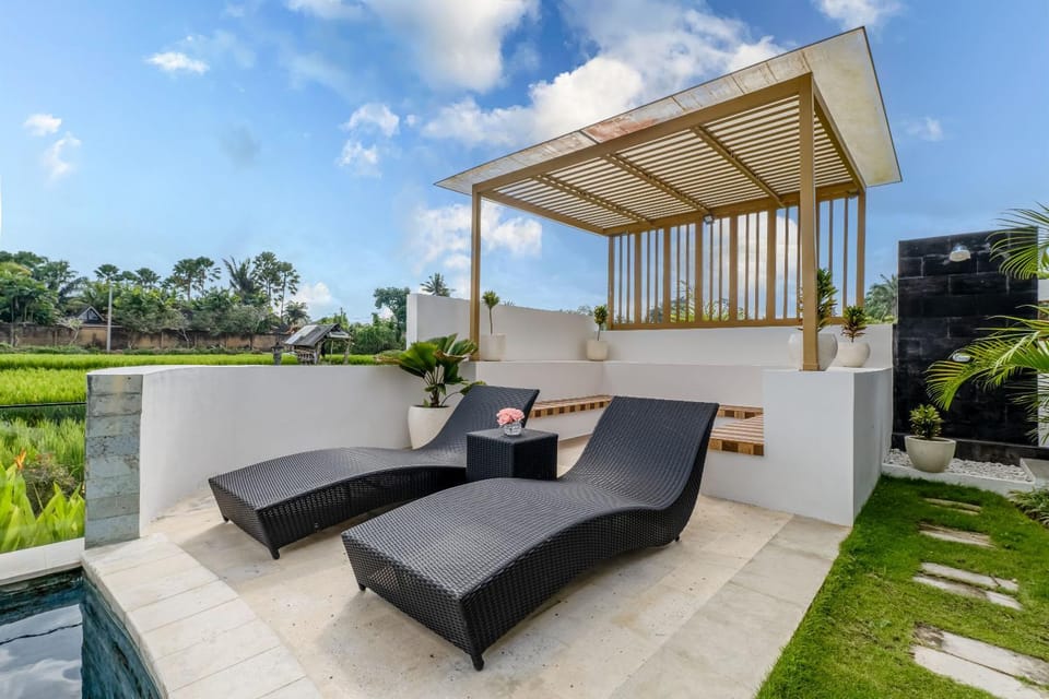 Property building, Day, Balcony/Terrace, Seating area, sunbed