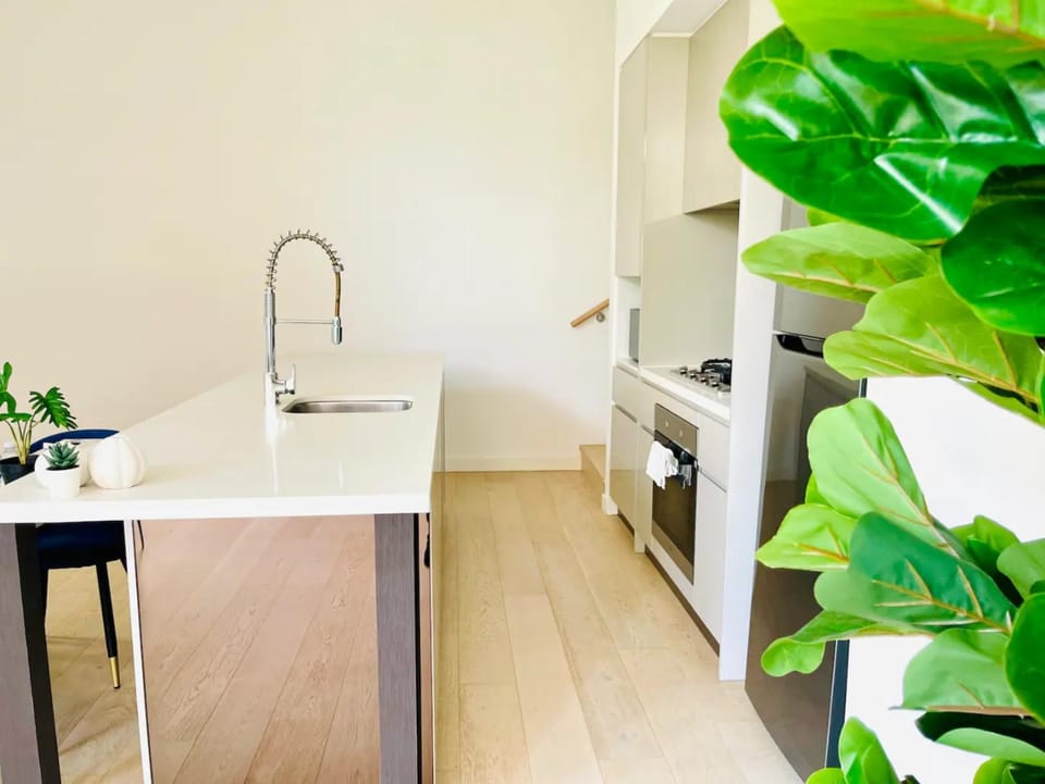 Charming and cozy 2 Bedrooms 2 bathrooms Condo with Study room, Parking, Wi-Fi Apartment in Sydney