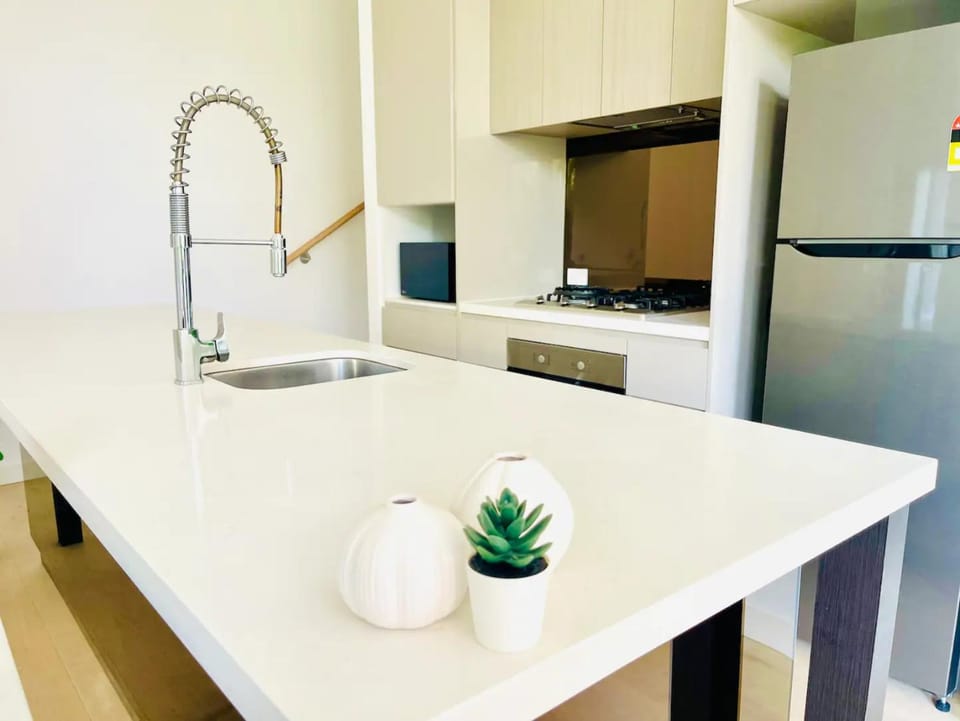Charming and cozy 2 Bedrooms 2 bathrooms Condo with Study room, Parking, Wi-Fi Apartment in Sydney