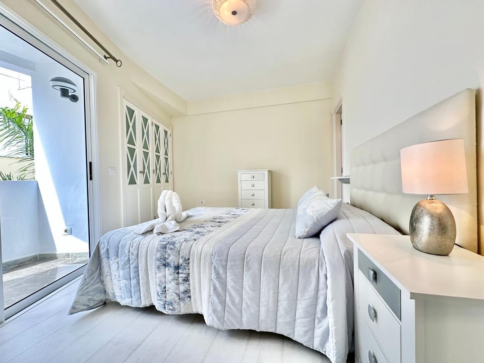 Bed, Balcony/Terrace, Beach, Animals, Animals, Bedroom, Pets, Pets, City view, Street view, Location, furniture, pet friendly, pet friendly, storage, towels, elevator, air conditioner