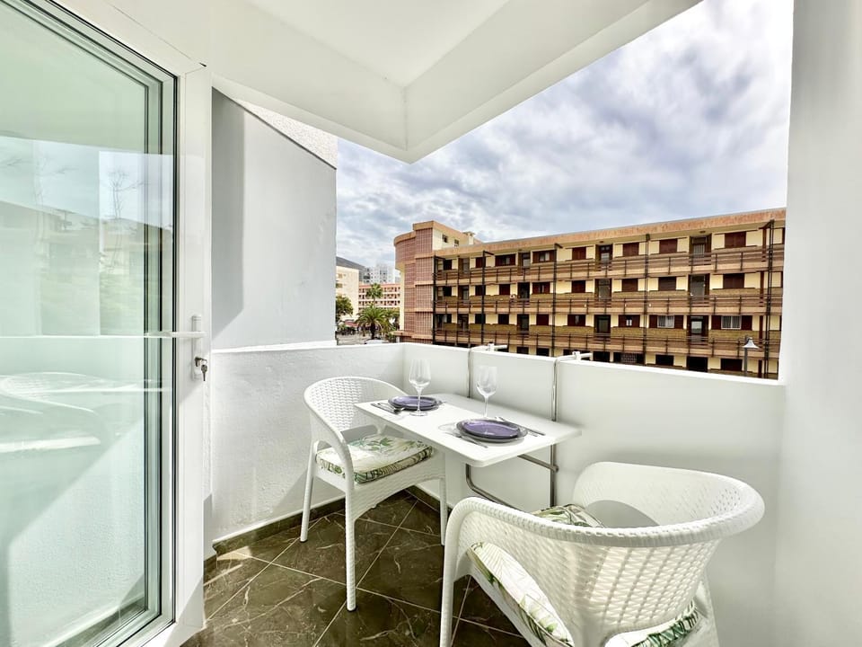 View (from property/room), Balcony/Terrace, Seating area, Dining area, Beach, Animals, Animals, Pets, Pets, City view, Street view, Area and facilities, Location, furniture, pet friendly, pet friendly, elevator