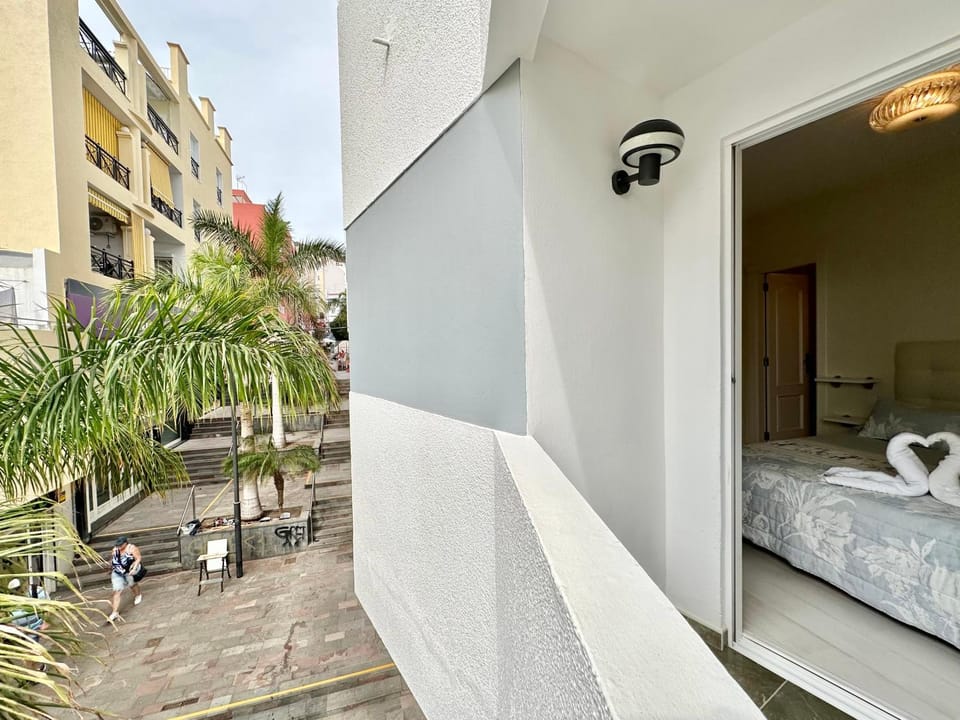 Property building, Bed, View (from property/room), Balcony/Terrace, Beach, Animals, Animals, Bedroom, Pets, Pets, City view, Street view, Area and facilities, Area and facilities, Location, furniture, pet friendly, storage, wardrobe, elevator, air conditioner
