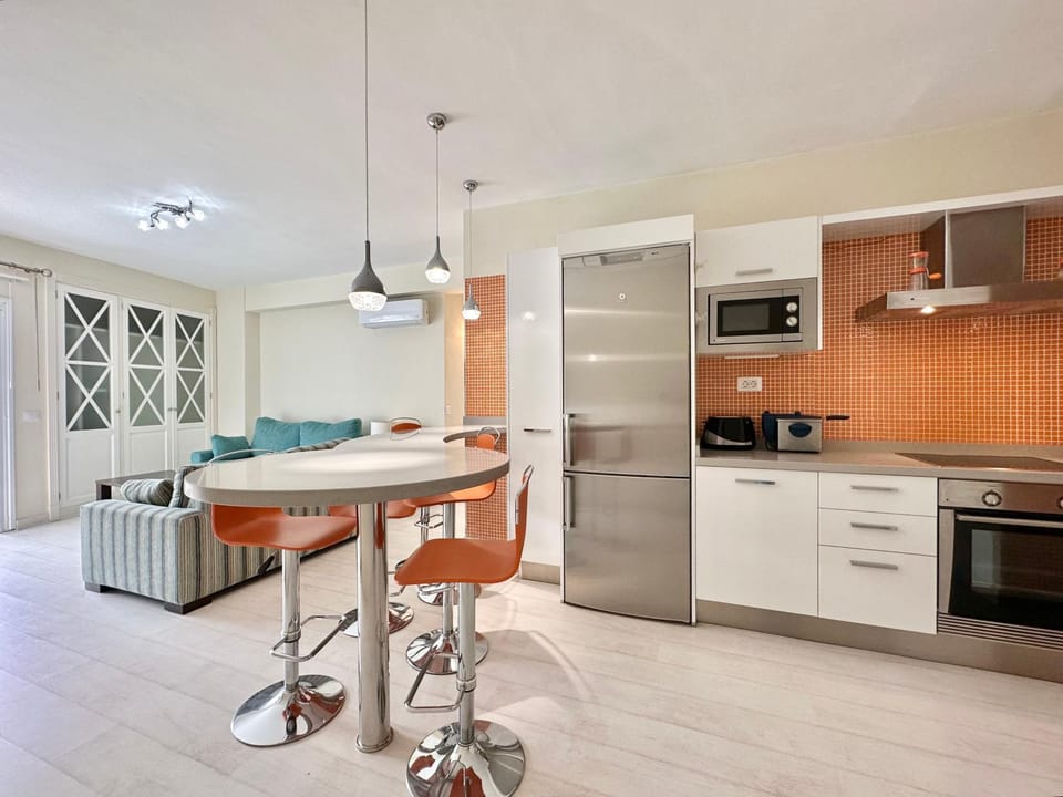 TV and multimedia, Coffee/tea facilities, Kitchen or kitchenette, Seating area, Dining area, Beach, Animals, Animals, Pets, Pets, Area and facilities, Location, dishwasher, furniture, microwave, oven, pet friendly, pet friendly, storage, stove, toaster, wardrobe, washing machine, dryer, kitchen, elevator, air conditioner