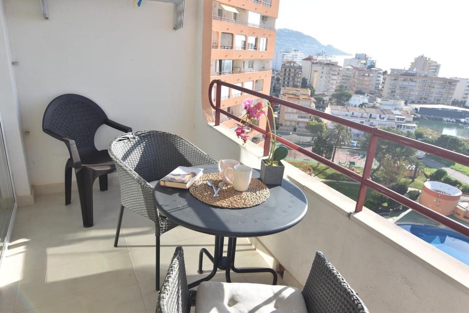 Property building, Balcony/Terrace, Swimming pool