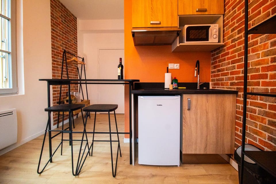 Kitchen or kitchenette, Dining area, microwave, stove