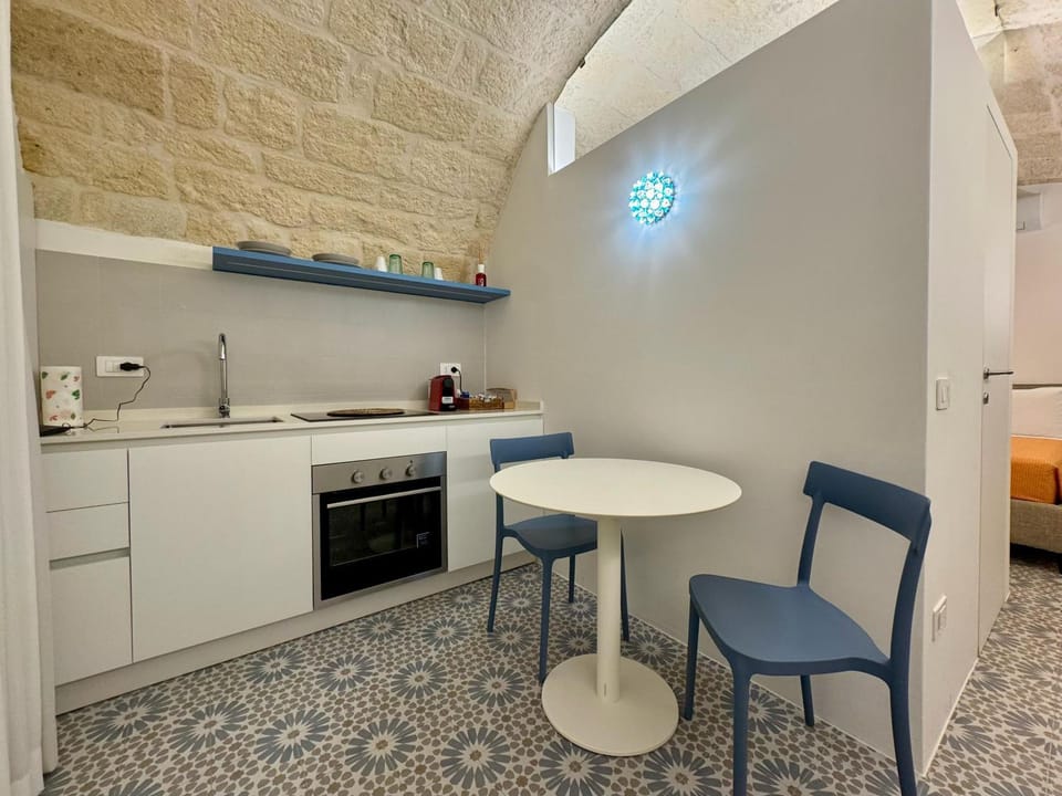 Kitchen or kitchenette, Living room, Seating area, Dining area